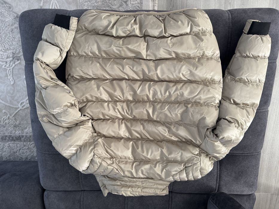 Geaca matlasată pentru bărbați cu luciu și guler înalt