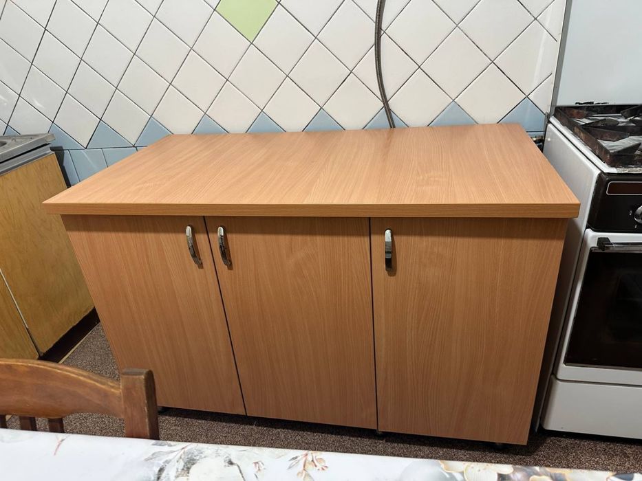 Кухонный шкаф хорошего состояния