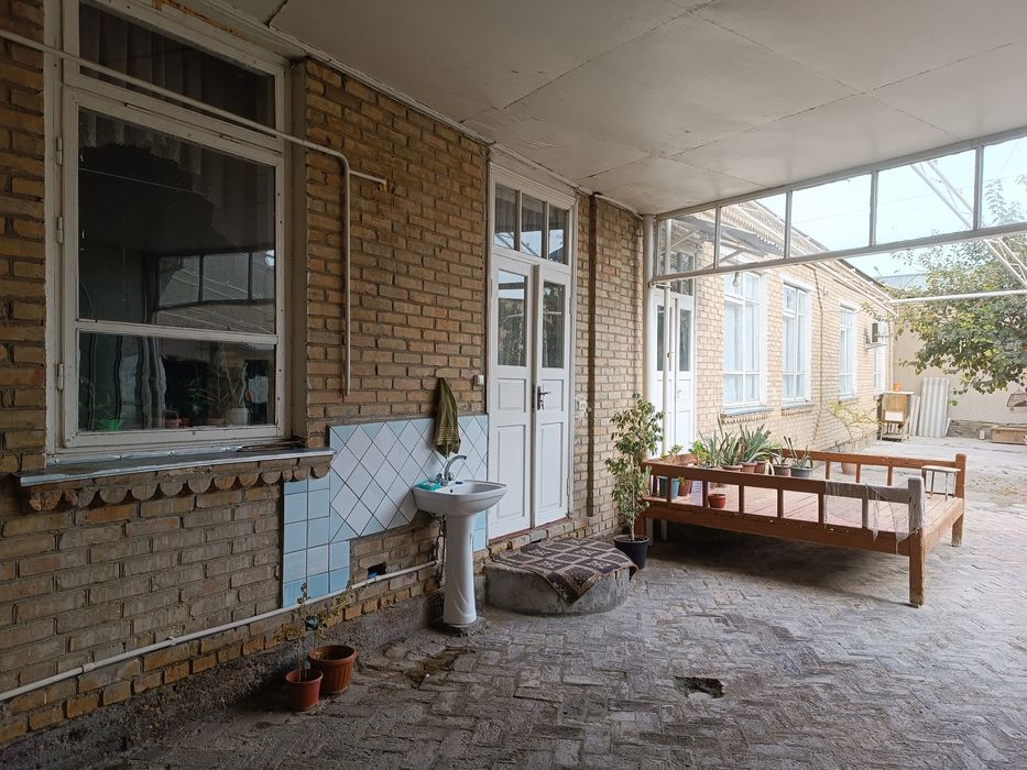 Ховли сотилади..