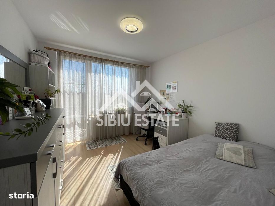 Casa cvadruplex de vanzare 4 camere, 2 locuri de parcare