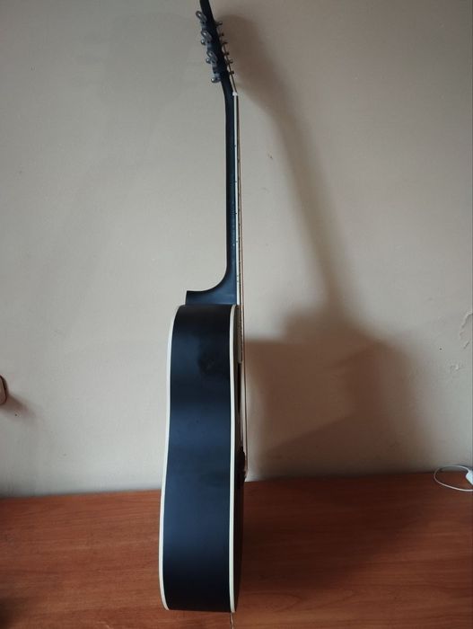 Acustik gitara holati yangi