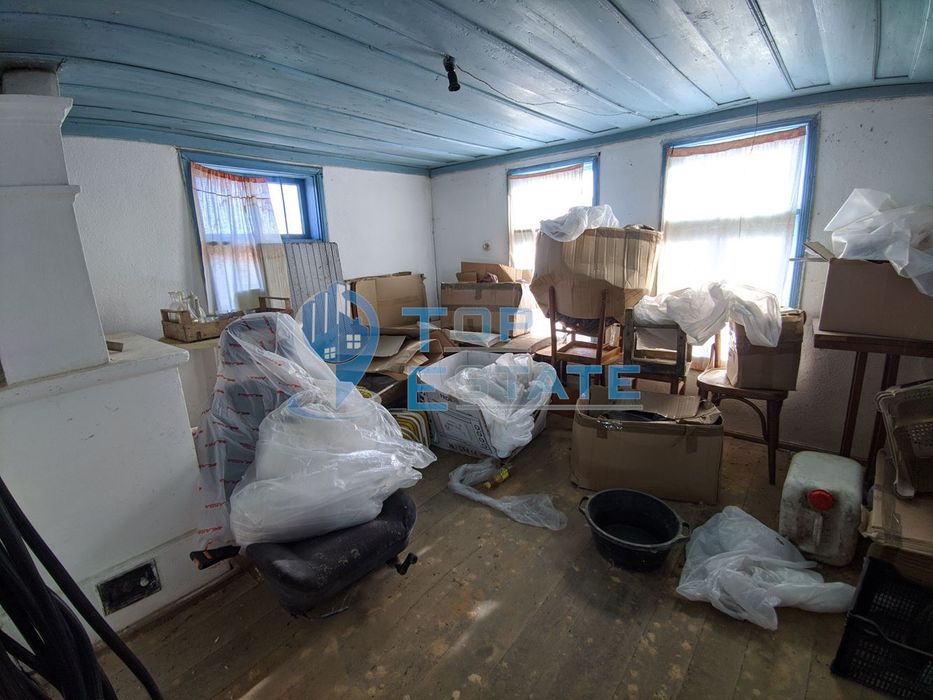 Двуетажна тухлена къща в Еленския балкан