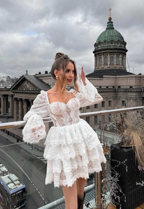 бяла рокля miss rosier с дантела и дълъг ръкав къса