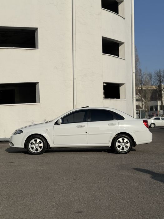 Продаю свою машину Gentra 3-позиция белого цвета в идеале