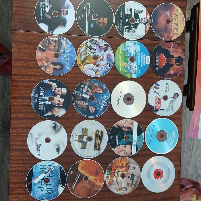 Преносим DVD плеър Berteh + подарък 40 оригинални диска с филми