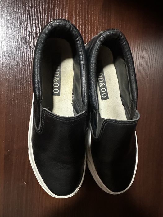 Женские черные слипоны с белой подошвой 24см