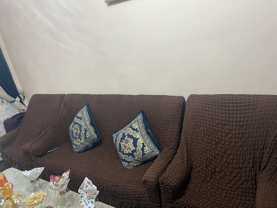 Uy uchun mebel sotiladi  stenka 3 talik kamotchalari bilan divan