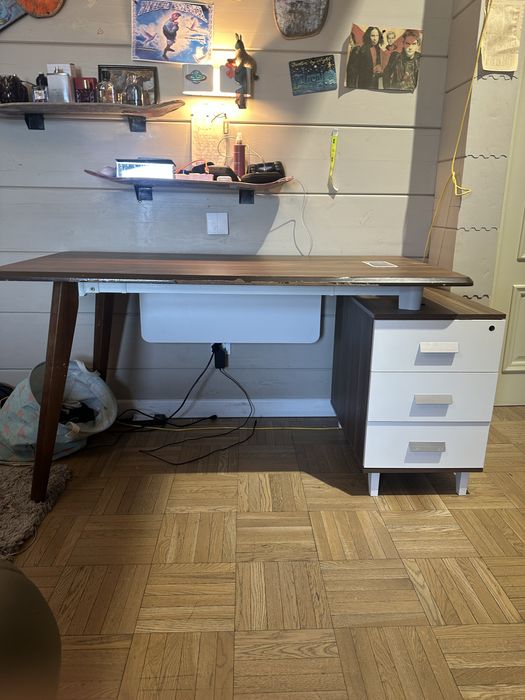 Письменый деревяный стол