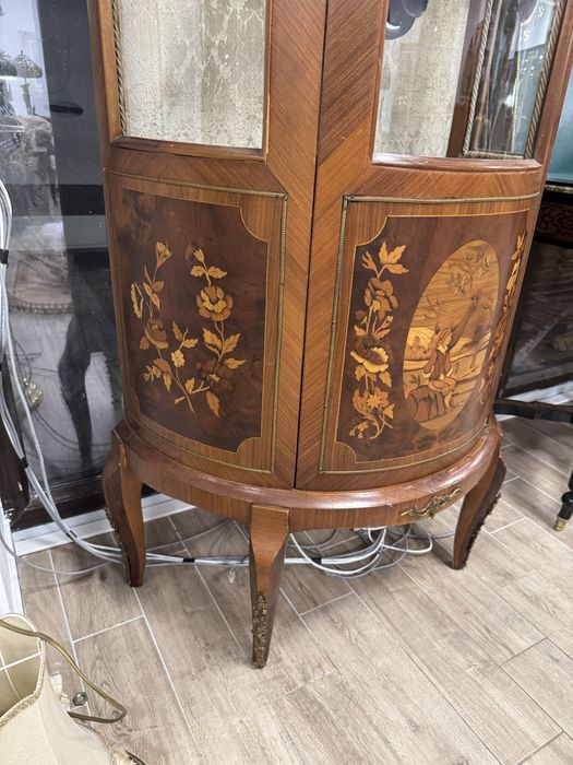 Vitrina din lemn masiv cu intarsii si ornamente bronz