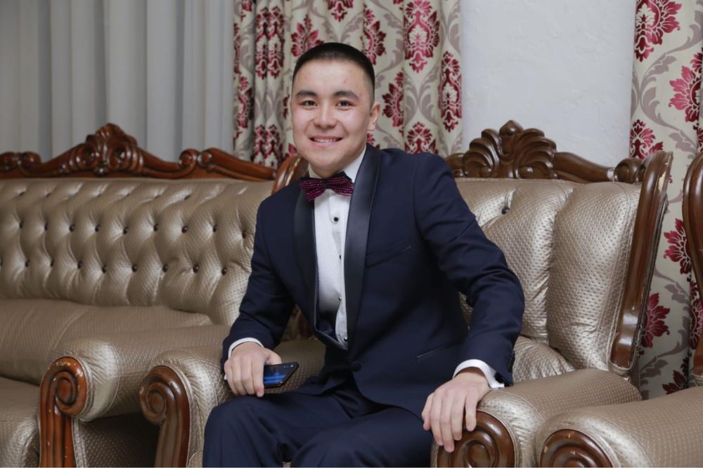 Ведущий на двух языках