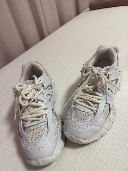 Balenciaga бели тракове