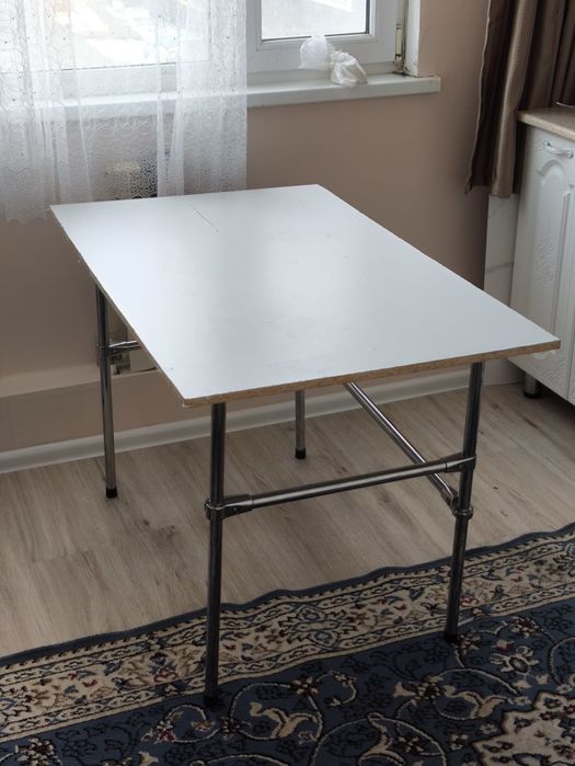 Кухонный стол  .