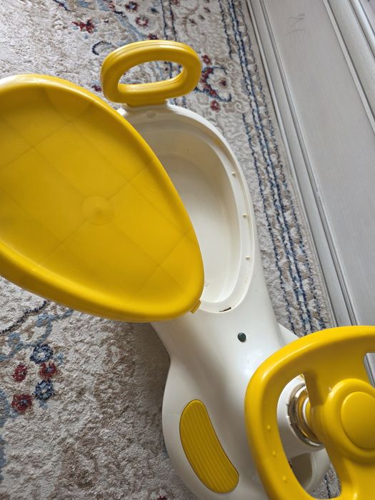 Игровая машинка самостоятельно управляет