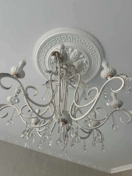 Люстра большая.