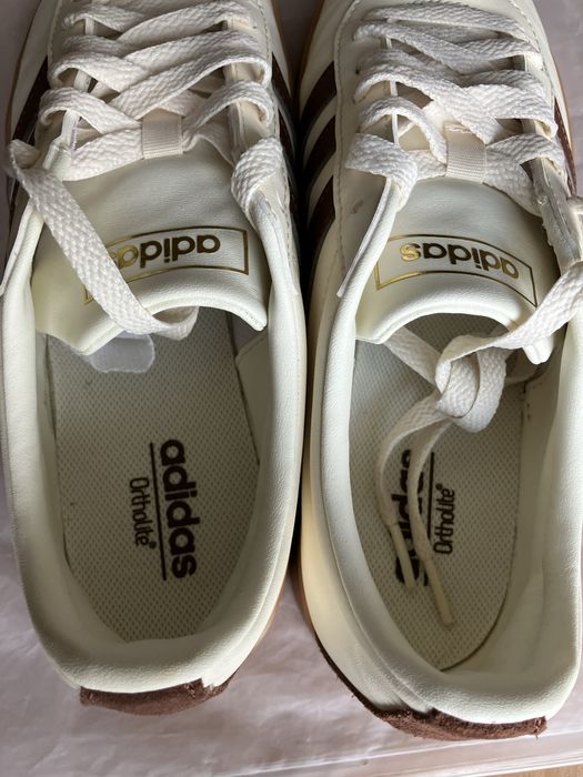 Продавам дамски обувки Adidas VL Court 2.0 беж