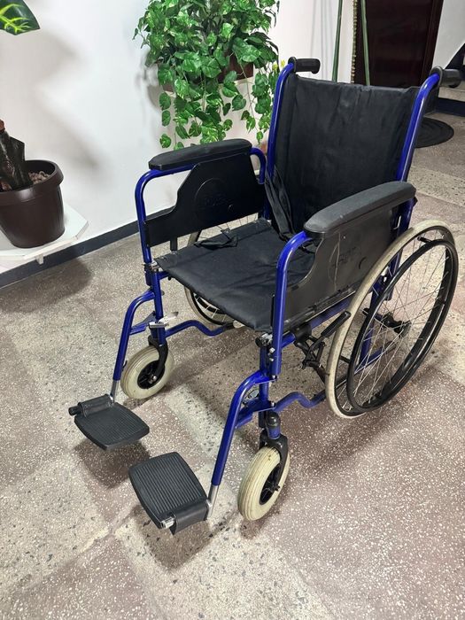 Cărucior cu rotile / fotoliu rulant pentru persoane cu dizabilități