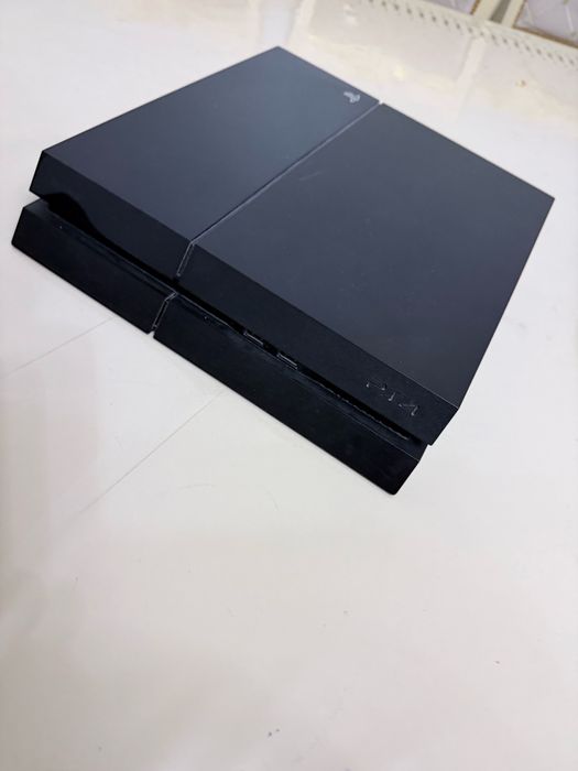 Playstation 4 400 GB с 2 джостиками несколько игр