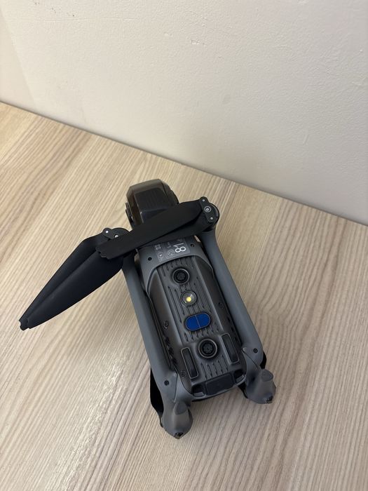 Продам дрон квадрокоптер Dji air 3