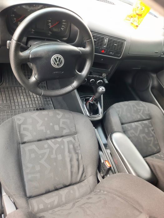 Продавам ФОЛКСВАГЕН Голф 1,6 С АГУ