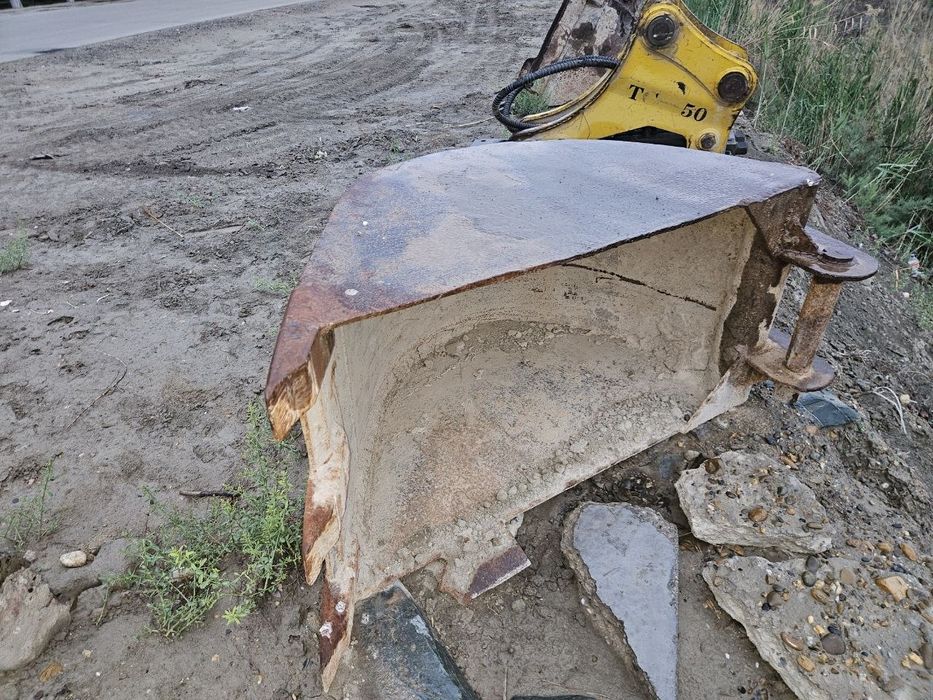 Подаётся ковш экскаватор