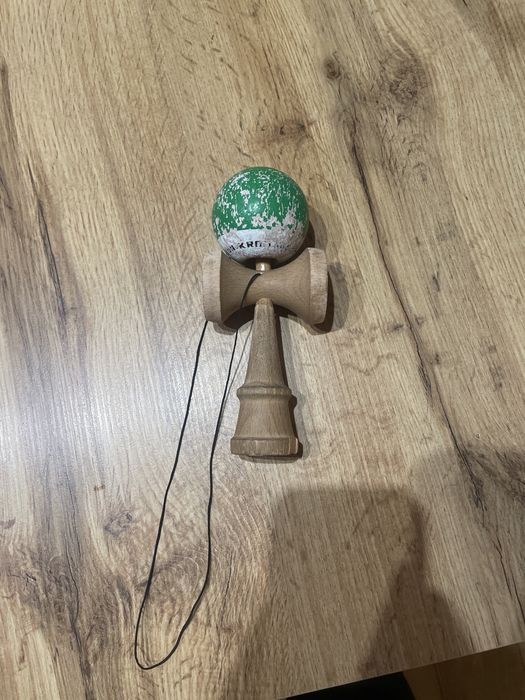 Vand kendama semnata de ,,xremus’’ si ,,marcus sava” pentru colectie.