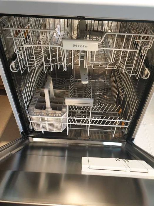 UK - Miele Съдомиялна - 14 Комплекта - Свободностояща - 60см