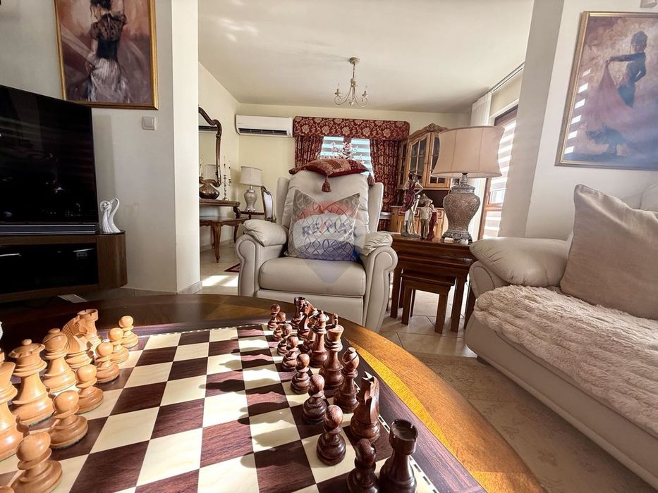 Самостоятелна къща в английски стил с четири спалнии, голям двор и ба