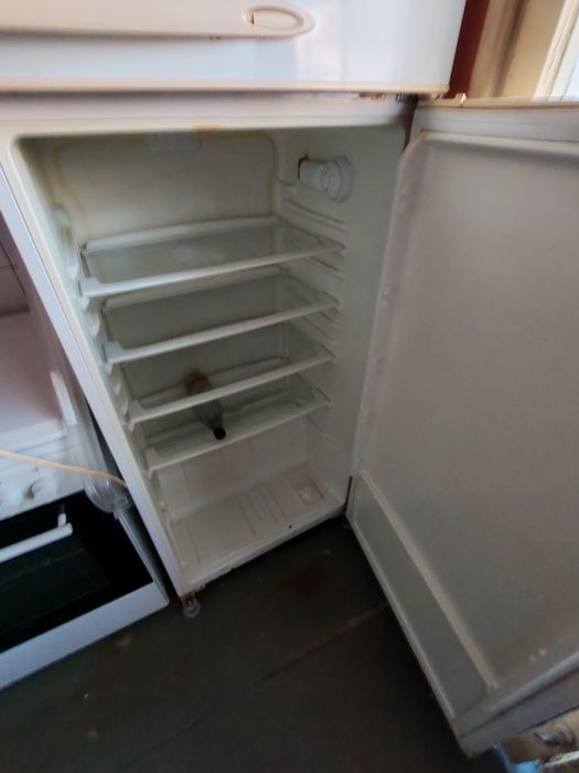 Продавам работещ хладилник и печка
