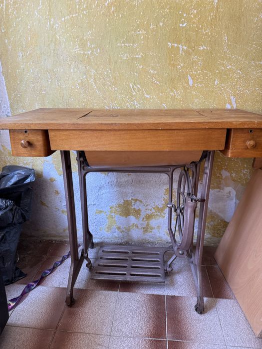 Стара шевна машина с дървена масичка на колелца