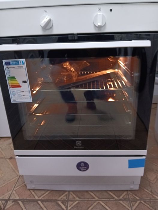 Чисто нова свободно стояща печка с индукционни котлони Електролукс Elektrolux с 2 години Гаранция!