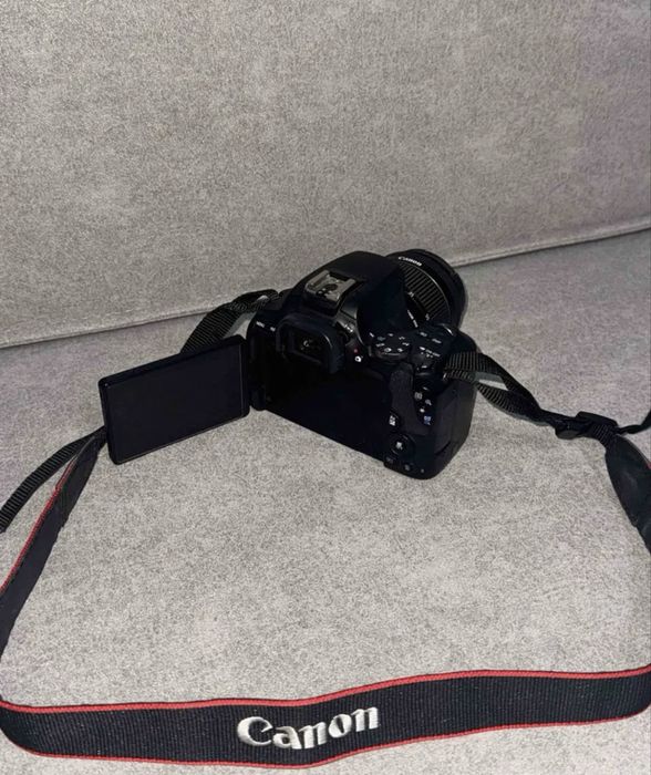 Фотокамера Canon EOS 250D