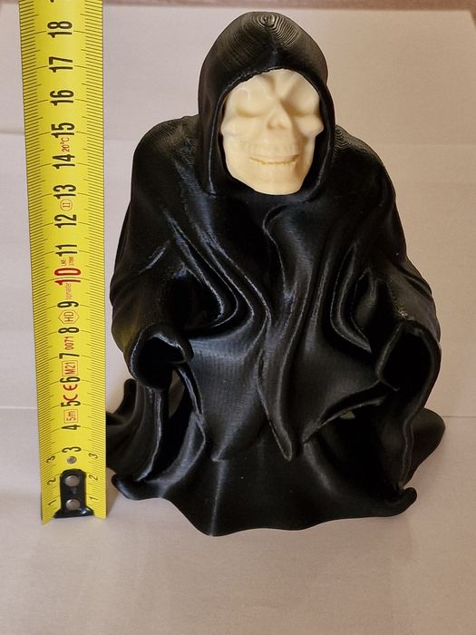 Хелолуин фигурка на покривало с вадещ се череп и гръбначен стълб