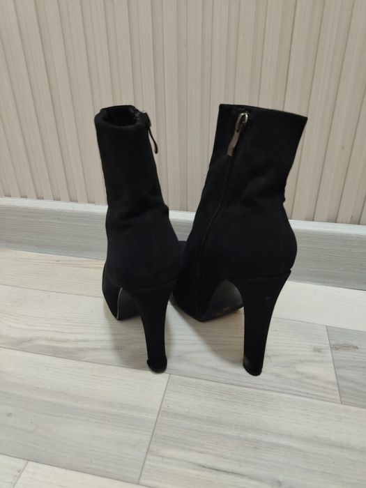 Срочно продам зимние полу сапожки на каблуках