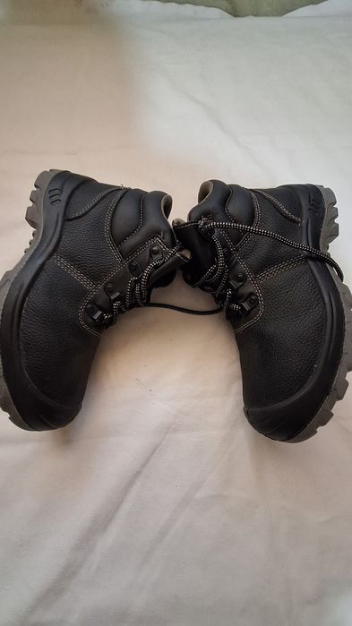 Vând bocanci work safety jogger nr 40