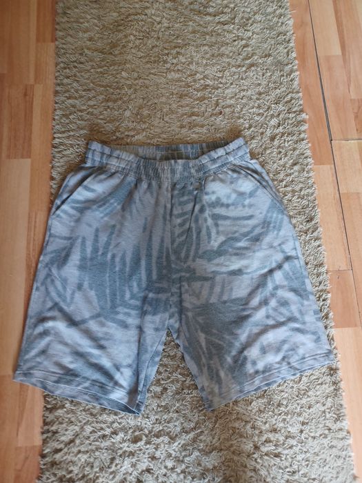 Pantaloni scurți