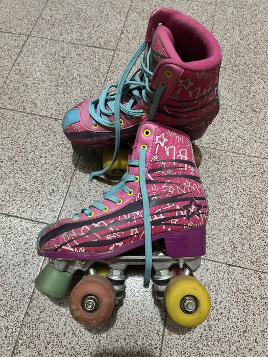 Детски розови кънки.