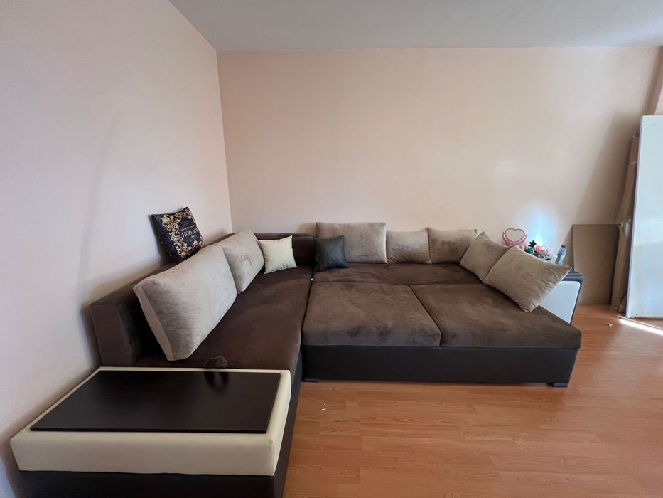 Нов голям диван с лежанка