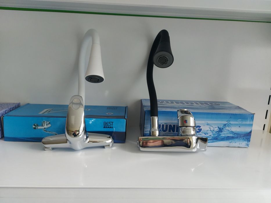 Стенен смесител за мивка.