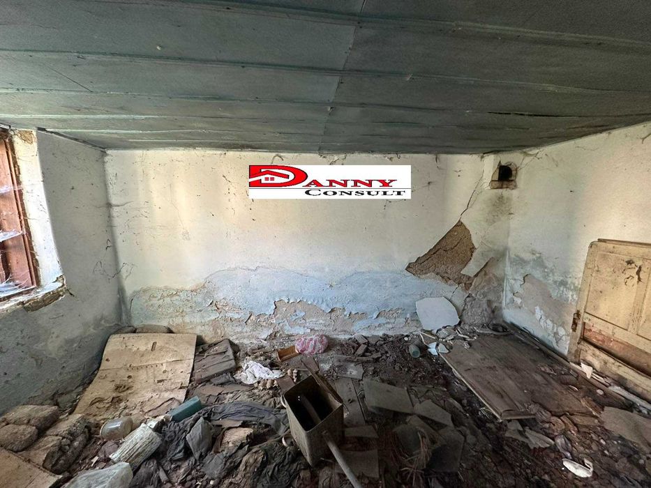 Стара къща с двор и кладенец в с. Горски Сеновец