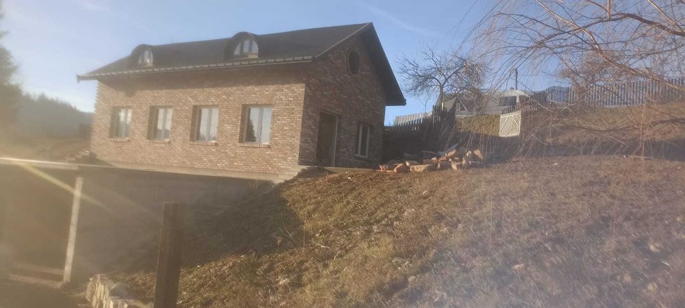 Vând casă în Moldovița