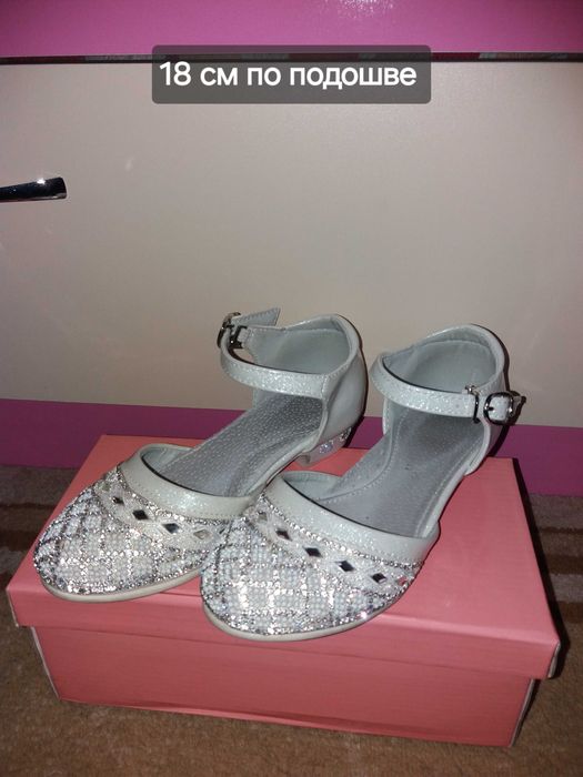 Туфли на девочку .