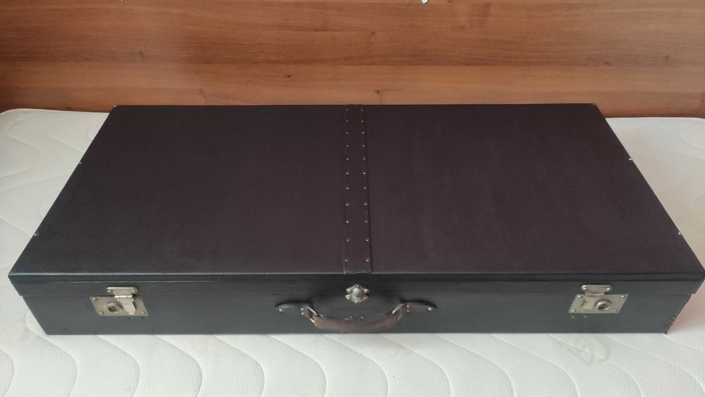 Голям ретро дървен куфар с кожена дръжка