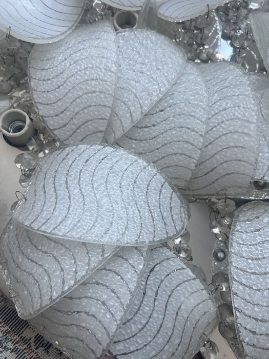 Люстры продам