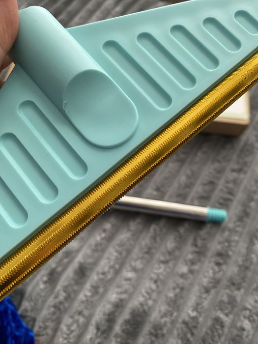 Gilamlarni chang va sochlardan tozalagich