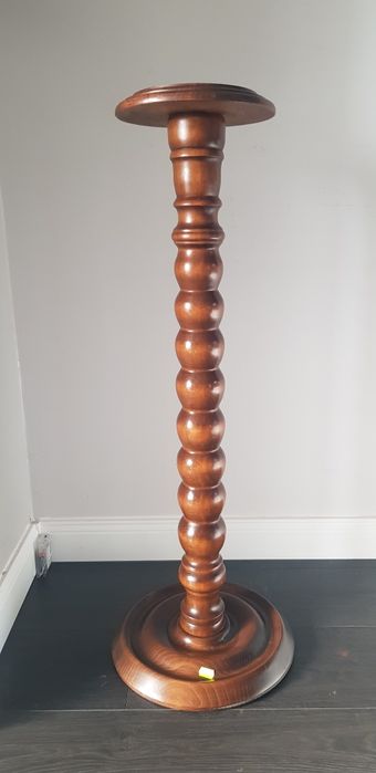 Piedestal vechi din lemn masiv