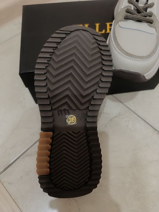 Новые кожаные кроссовки на девочку