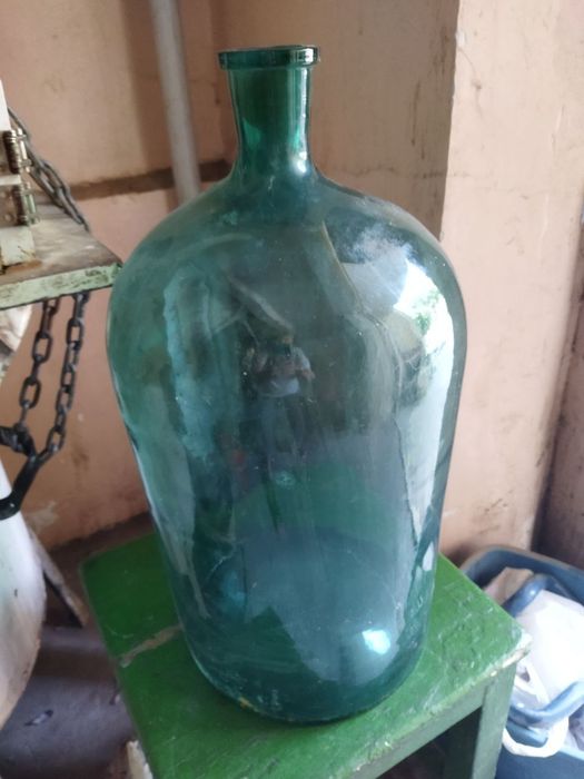 Бутыли для вина и пр. Стекло советское, повреждений нет.