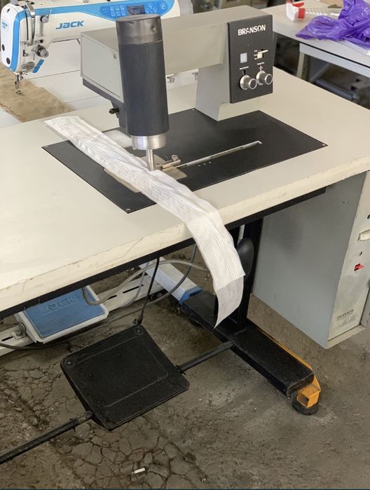 Masina de cusut cu ultrasunete