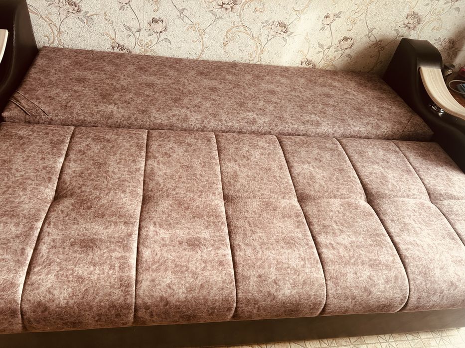 Диван бу с деревянными подлокотниками