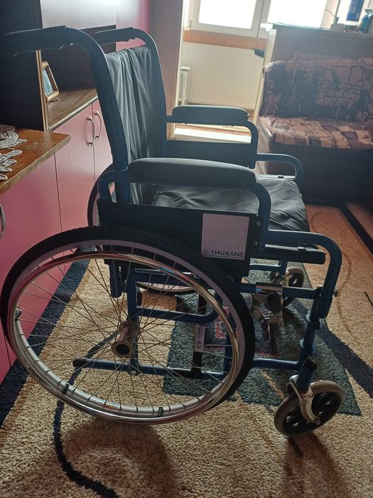 Scaun cu rotile și cadru metalic